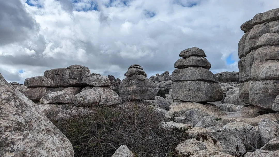 Formaciones rocosas calizas kársticas apiladas en El Torcal de Antequera bajo un cielo nublado con Innyou Tours Experiences.