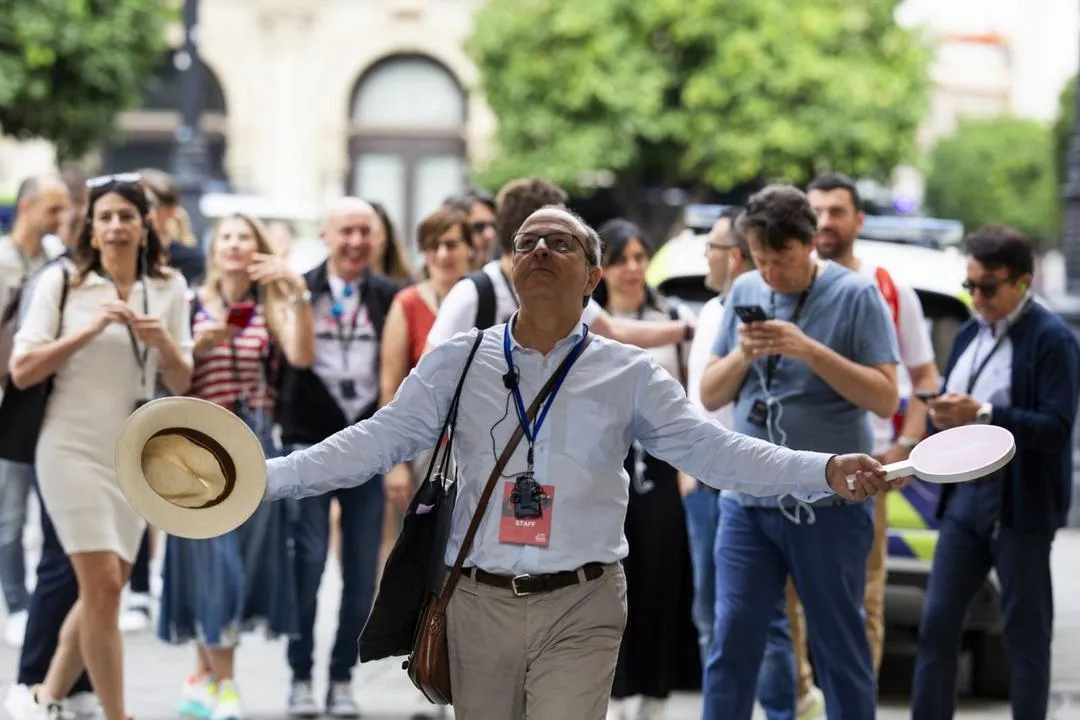 Carlos Rodríguez de Innyou Tours en una experiencia de guía tradicional, representando el modelo de turismo que hemos evolucionado hacia las rutas de autor.